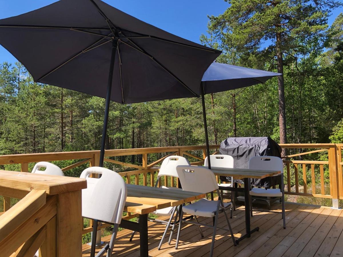 Timber Cottages With Jacuzzi And Sauna Near Lake Vaenern Карлстад Екстериор снимка