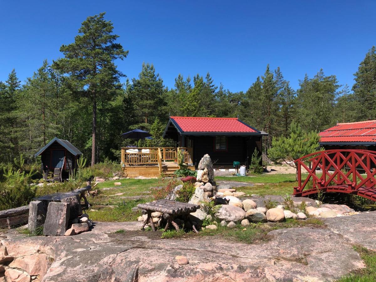 Timber Cottages With Jacuzzi And Sauna Near Lake Vaenern Карлстад Екстериор снимка