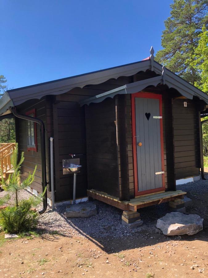 Timber Cottages With Jacuzzi And Sauna Near Lake Vaenern Карлстад Екстериор снимка
