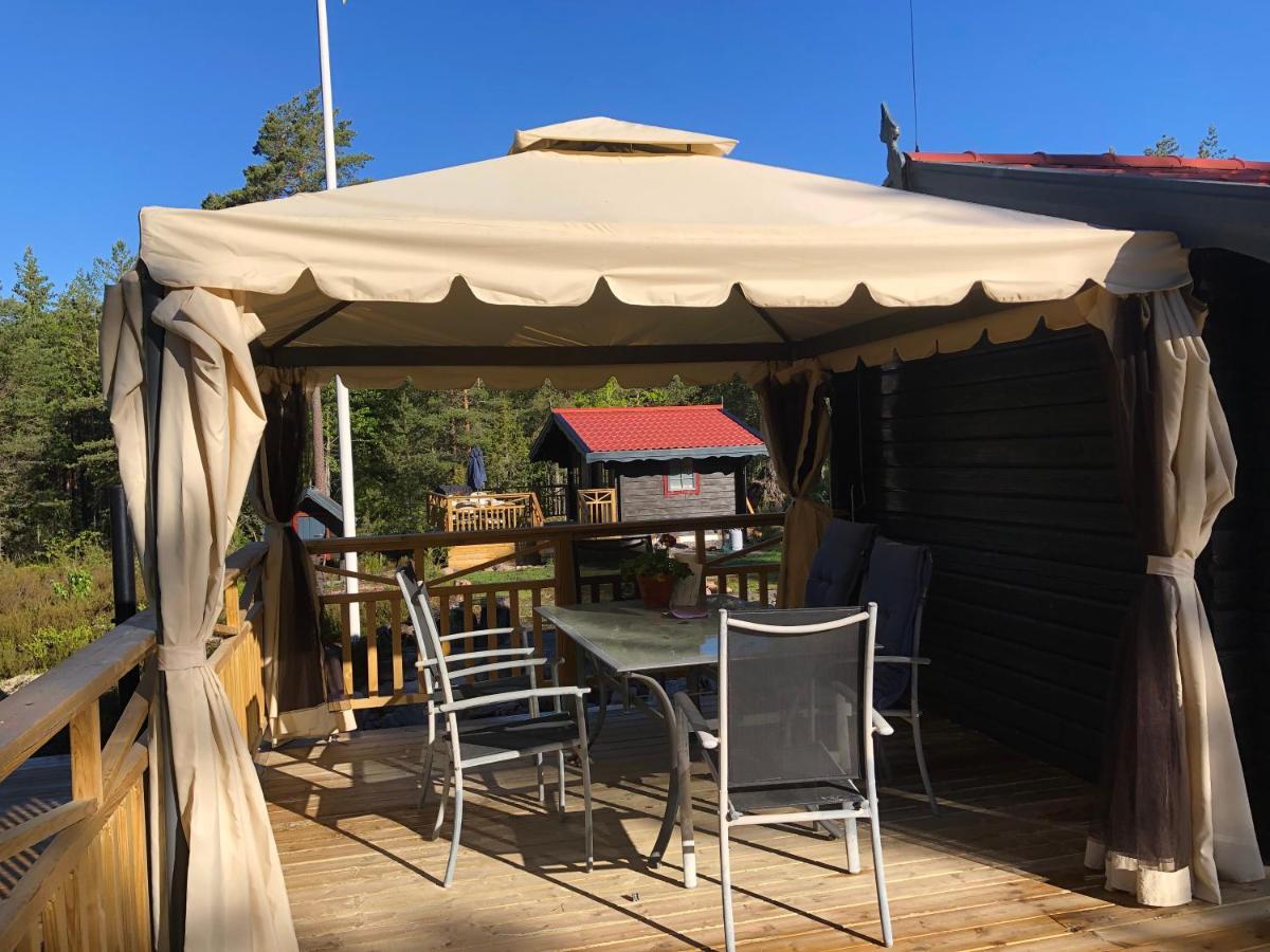 Timber Cottages With Jacuzzi And Sauna Near Lake Vaenern Карлстад Екстериор снимка