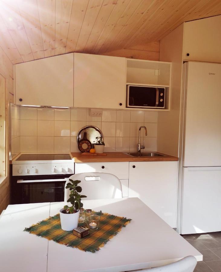 Timber Cottages With Jacuzzi And Sauna Near Lake Vaenern Карлстад Екстериор снимка