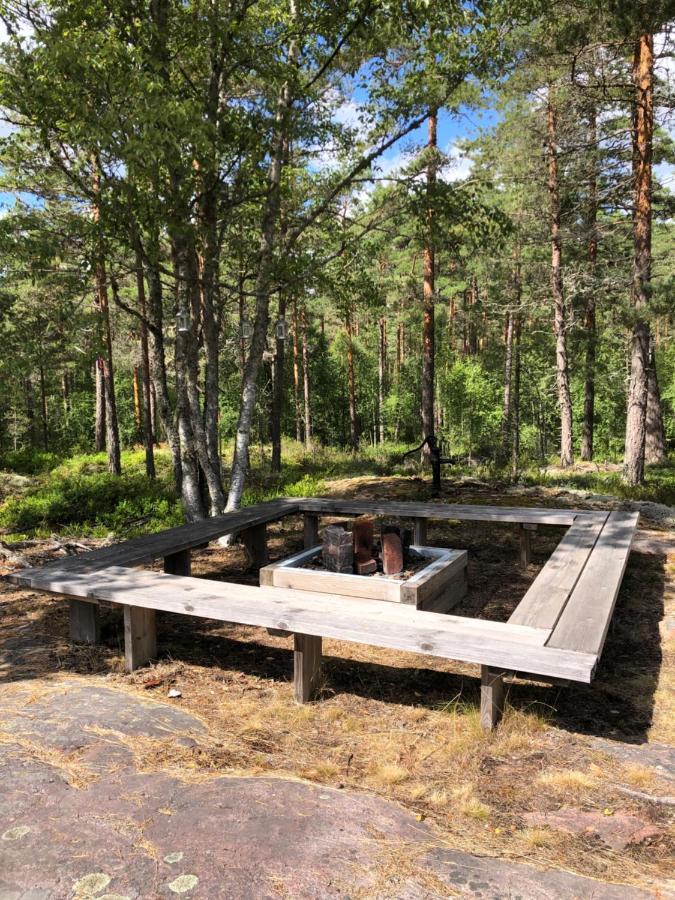 Timber Cottages With Jacuzzi And Sauna Near Lake Vaenern Карлстад Екстериор снимка