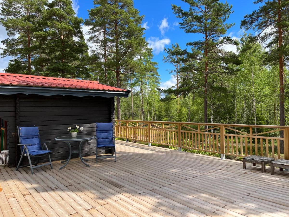 Timber Cottages With Jacuzzi And Sauna Near Lake Vaenern Карлстад Екстериор снимка