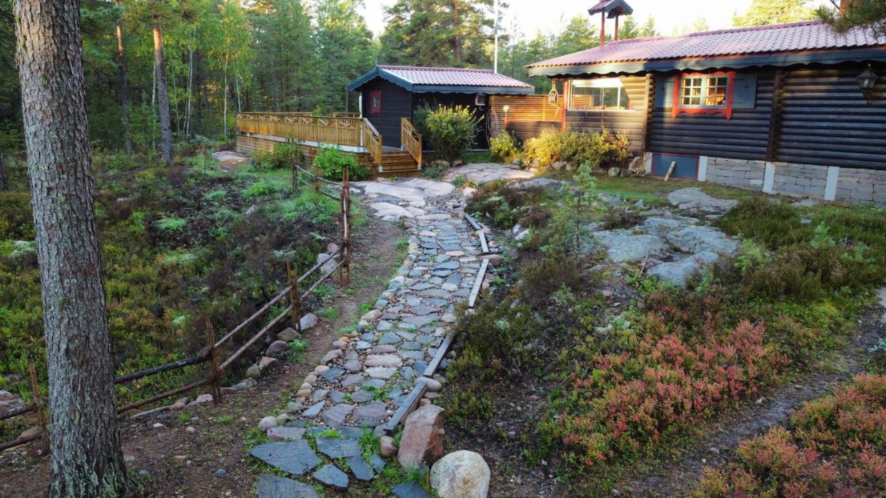 Timber Cottages With Jacuzzi And Sauna Near Lake Vaenern Карлстад Екстериор снимка