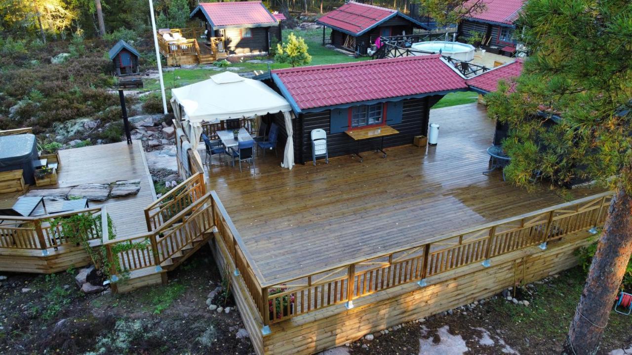 Timber Cottages With Jacuzzi And Sauna Near Lake Vaenern Карлстад Екстериор снимка