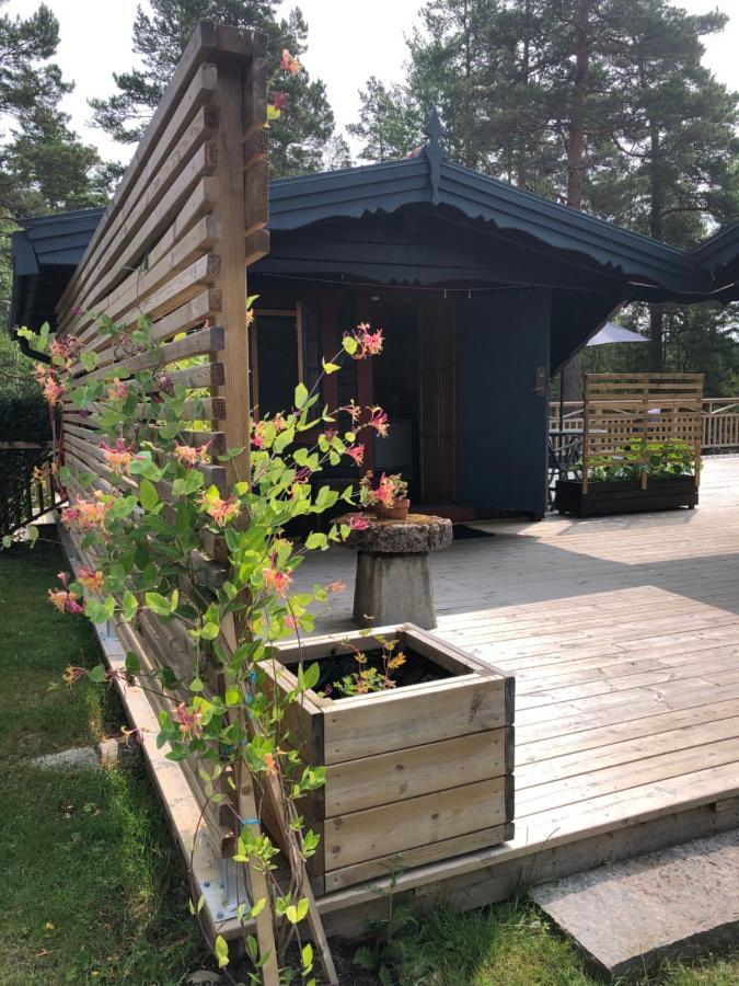 Timber Cottages With Jacuzzi And Sauna Near Lake Vaenern Карлстад Екстериор снимка