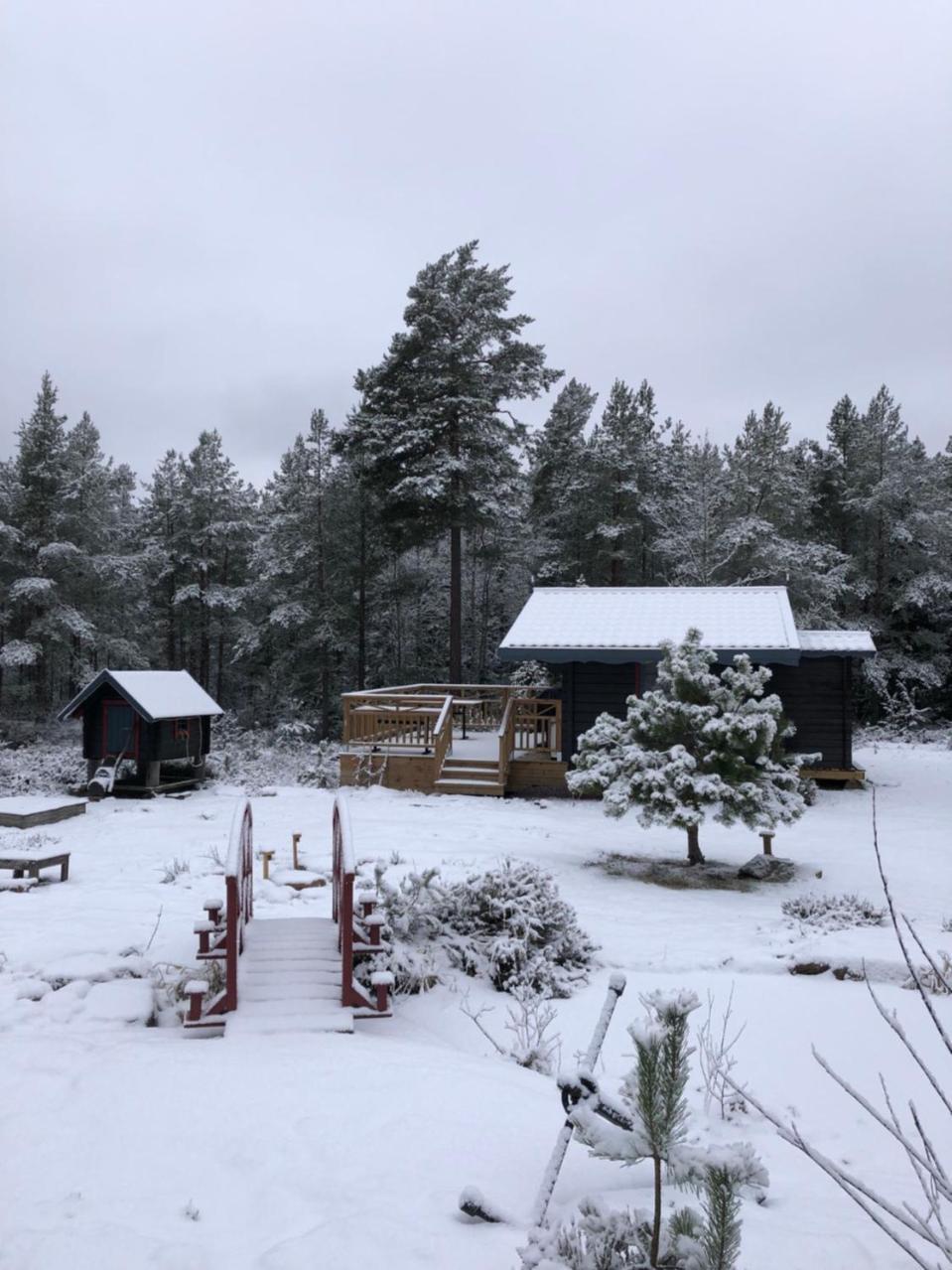 Timber Cottages With Jacuzzi And Sauna Near Lake Vaenern Карлстад Екстериор снимка