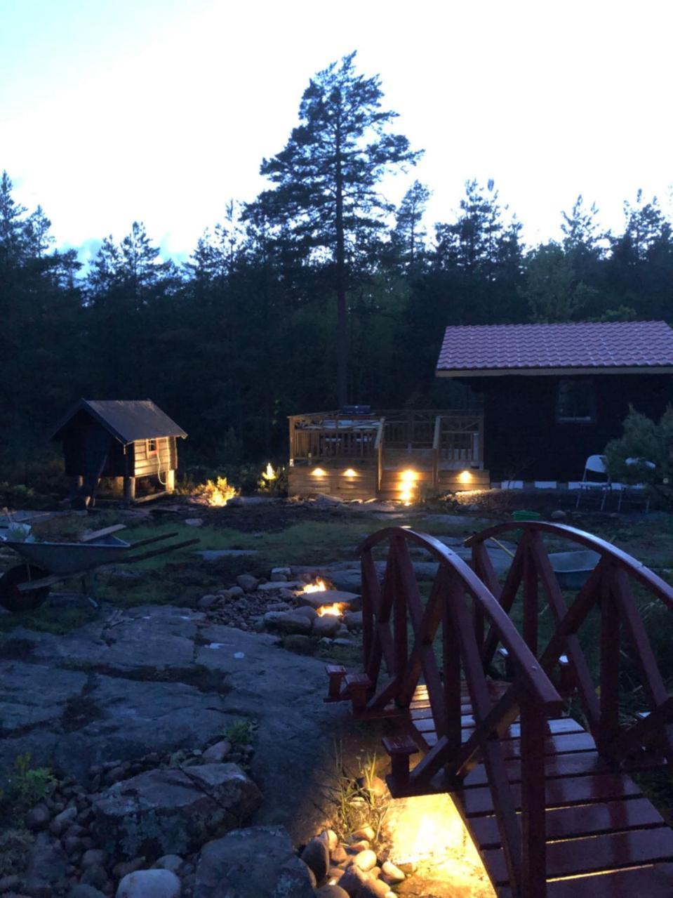 Timber Cottages With Jacuzzi And Sauna Near Lake Vaenern Карлстад Екстериор снимка