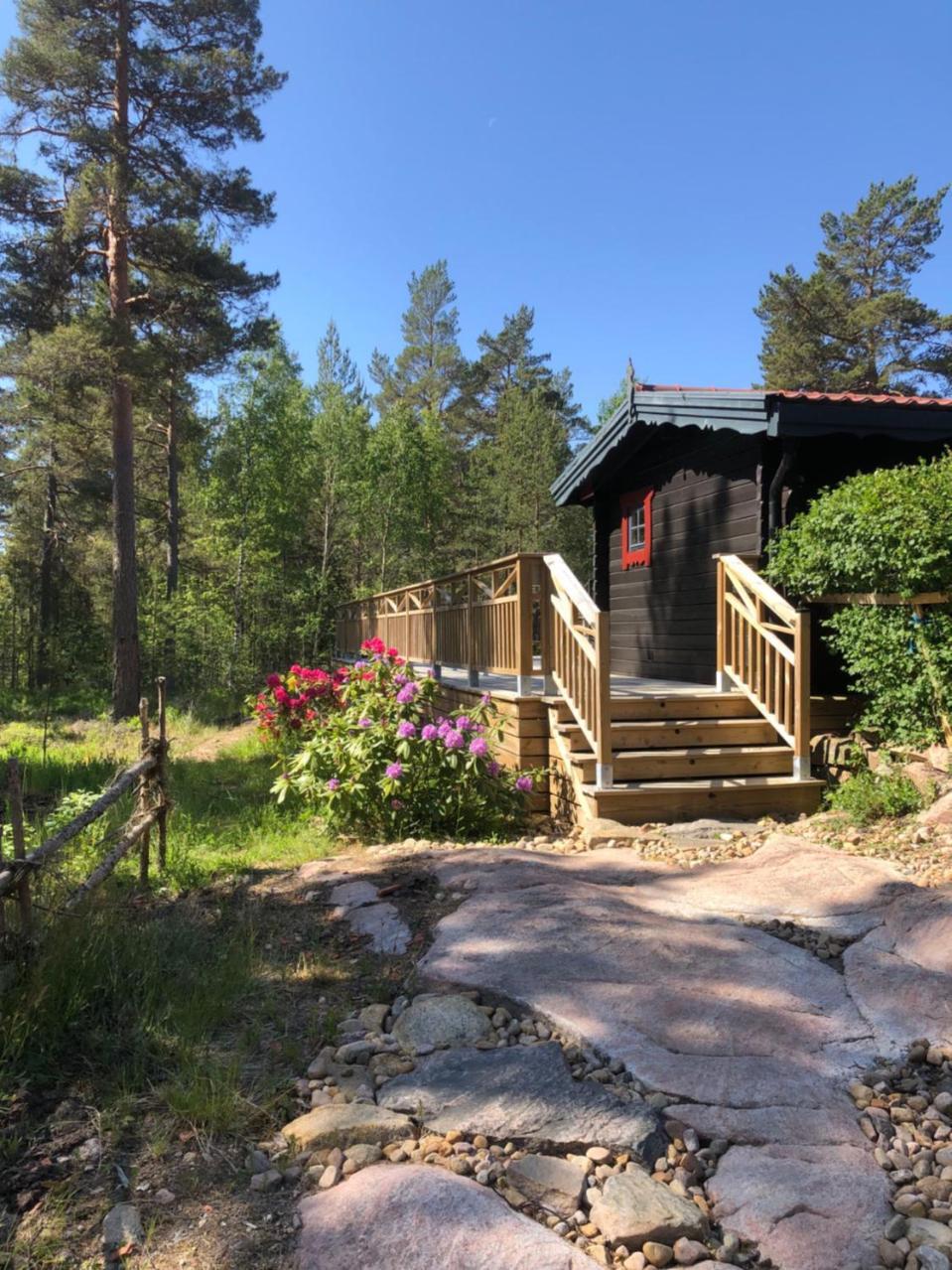Timber Cottages With Jacuzzi And Sauna Near Lake Vaenern Карлстад Екстериор снимка