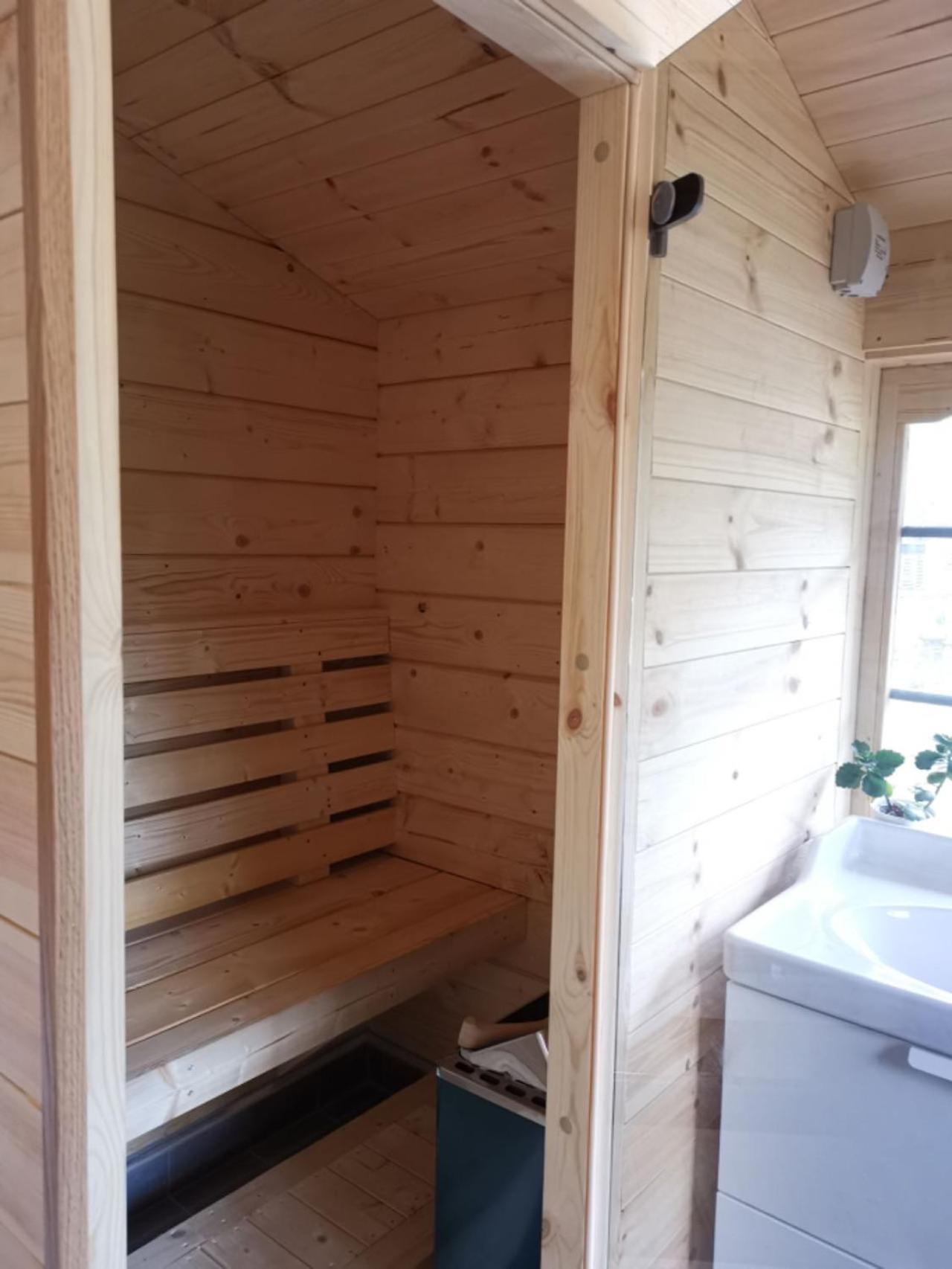Timber Cottages With Jacuzzi And Sauna Near Lake Vaenern Карлстад Екстериор снимка