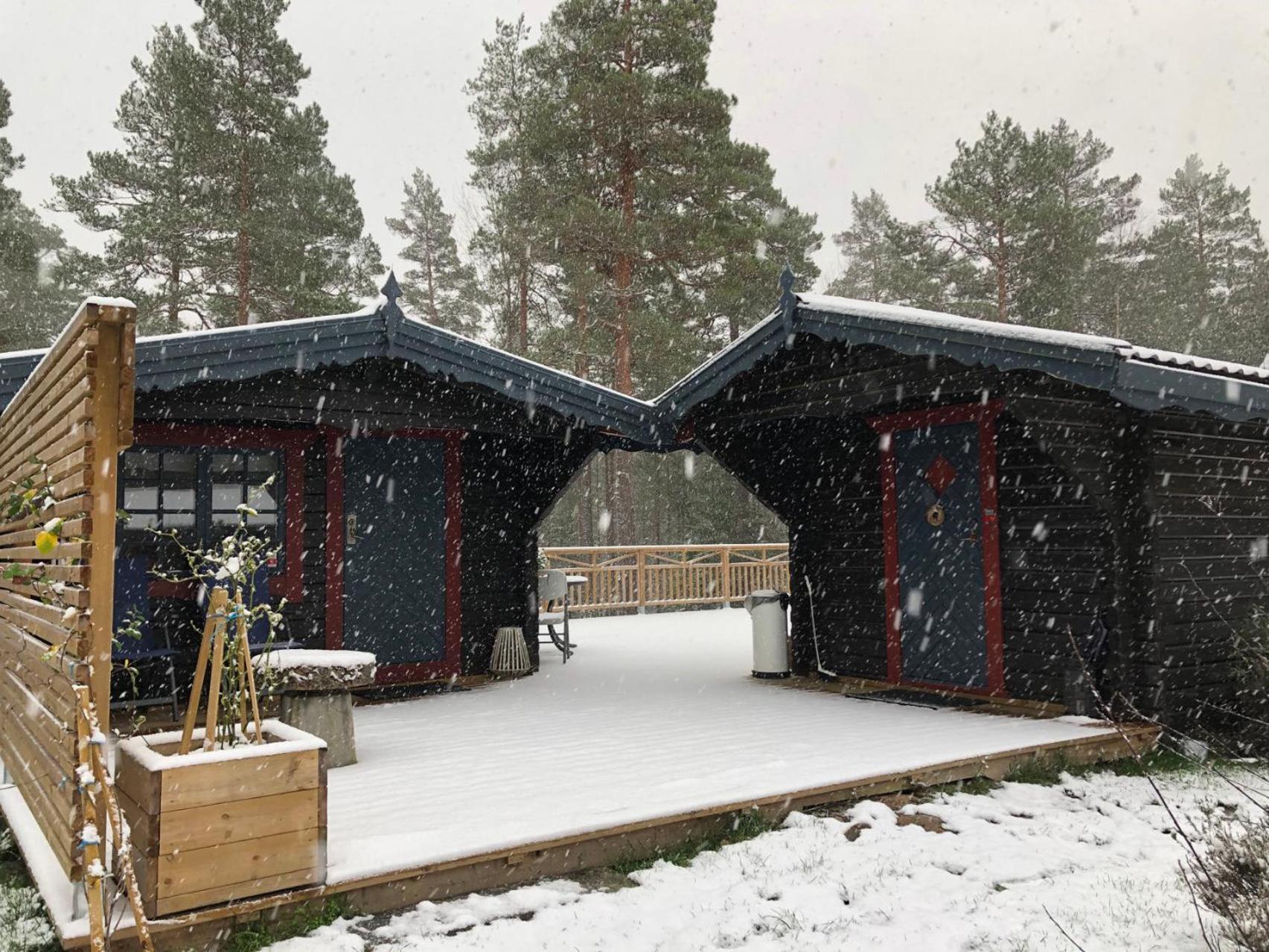 Timber Cottages With Jacuzzi And Sauna Near Lake Vaenern Карлстад Екстериор снимка